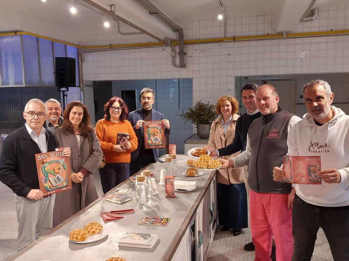 Pela izquierda, Antón García, Félix Castro, María Eugenia Blanco, Chelo Veiga, Daniel Álvarez, Edurne Avello, Francisco Gayoso, Ángel Luque y Rafa Gutiérrez, nes antigues cocines de la Llaboral.