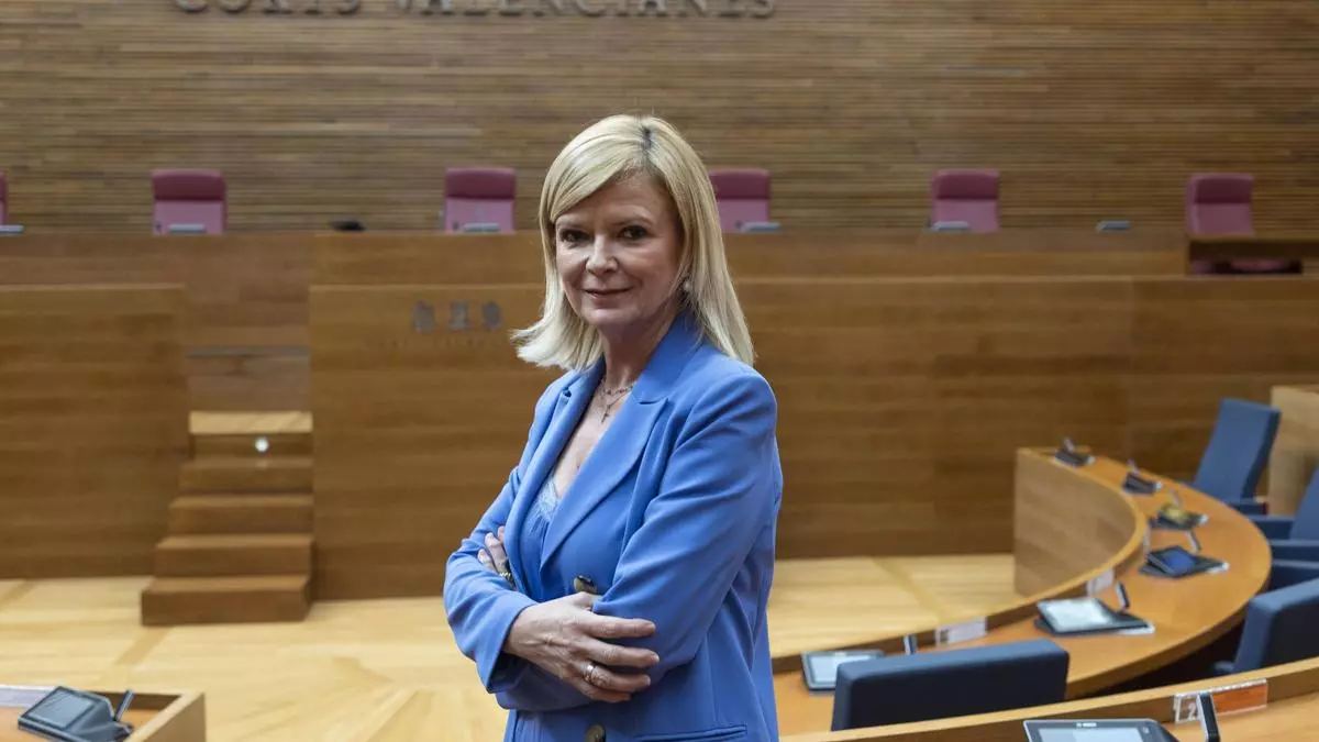 Bravo cesa como consellera tras constituirse la Mesa de las Corts