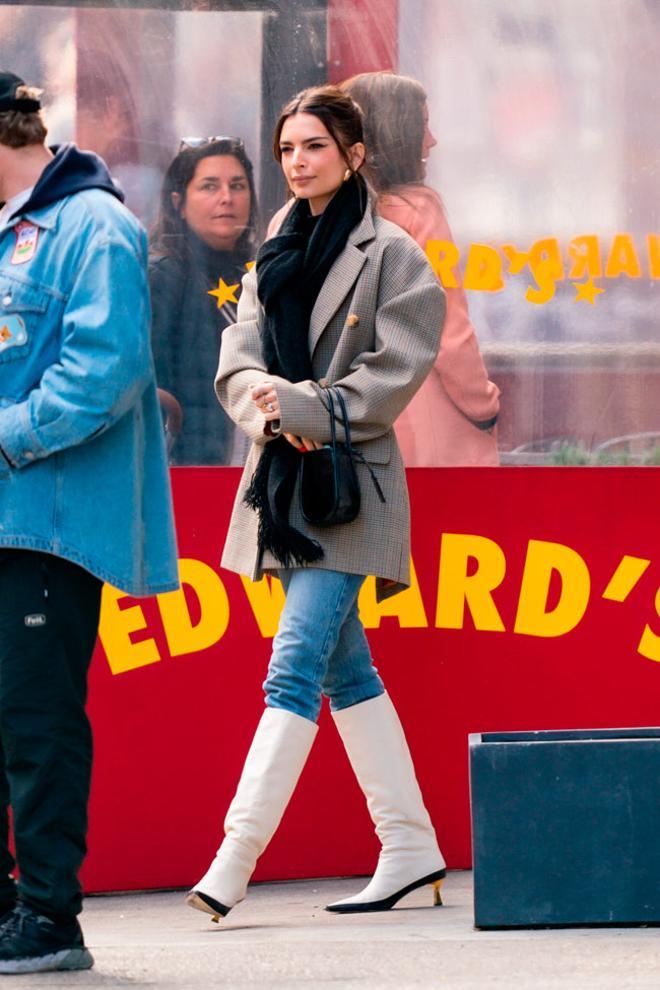 'Total look' Emily Ratajkowski con americana oversize de cuadros