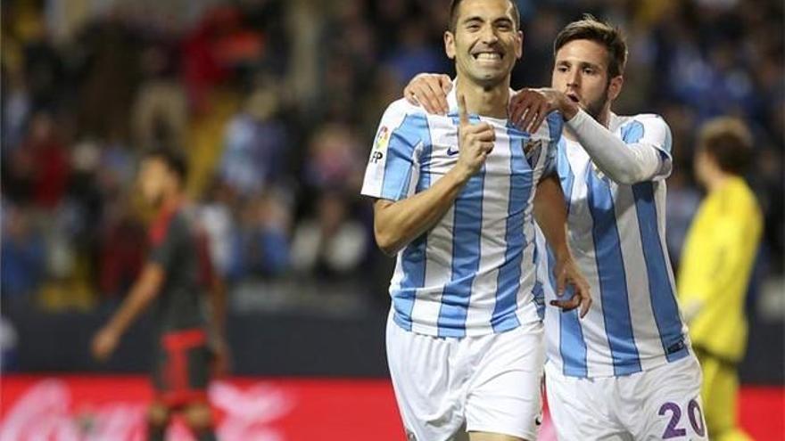 El delantero del Málaga CF, Charles Dias, celebra su gol frente al Celta.