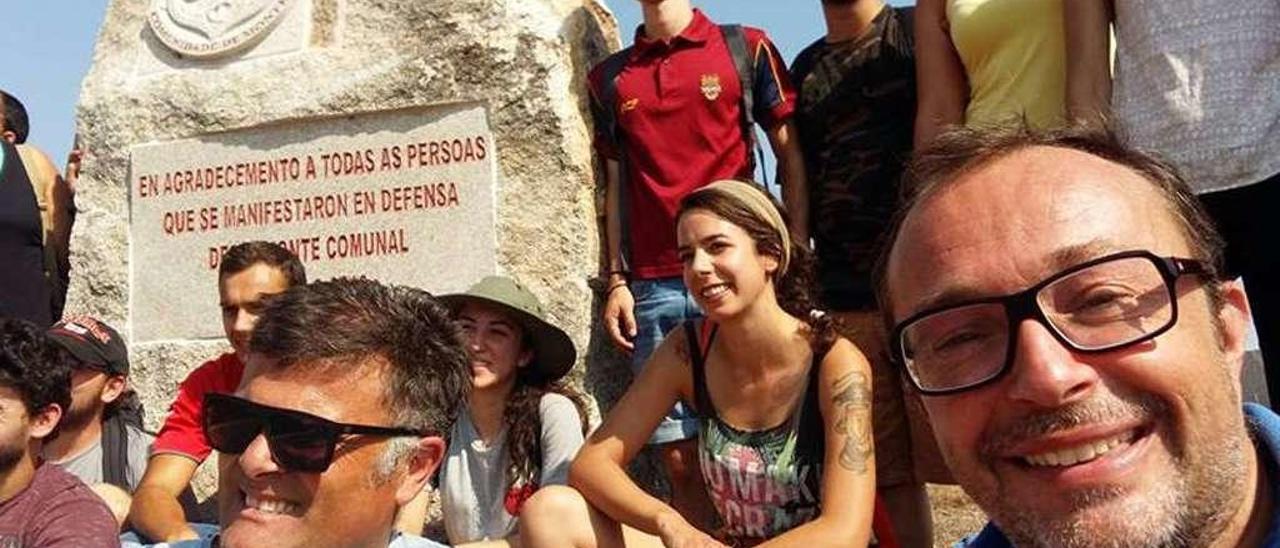 Tamara García (abajo, en el centro), durante una visita con el grupo a un monte comunal de Salcedo.