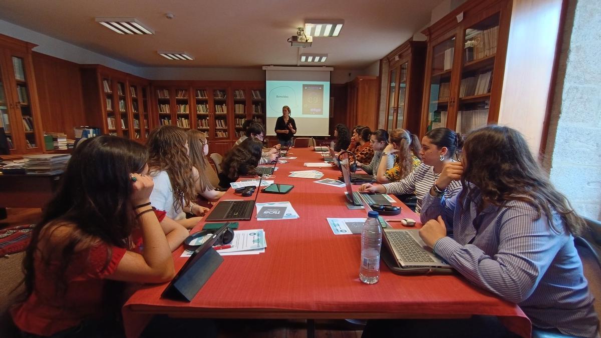 Participantes no Validatón ILG recibindo instrucións de Adina Vladu