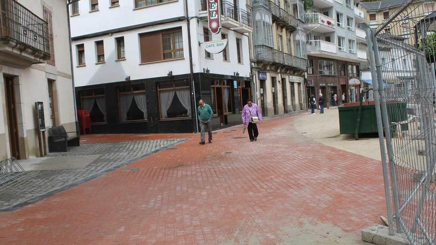 A la izquierda, la calle donde se reubicará la parada de taxis. A la derecha, la calle Uría, que, si no fallan las previsiones, se asfaltará mañana.
