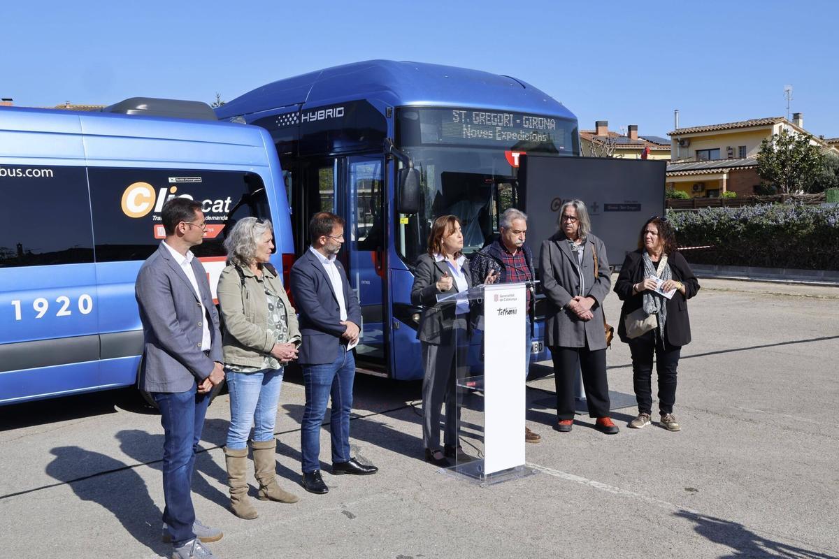 La consellera Paneque presenta la nova oferta de la linia d'autobus entre Girona, Sant Gregori i la Vall de Llemena.