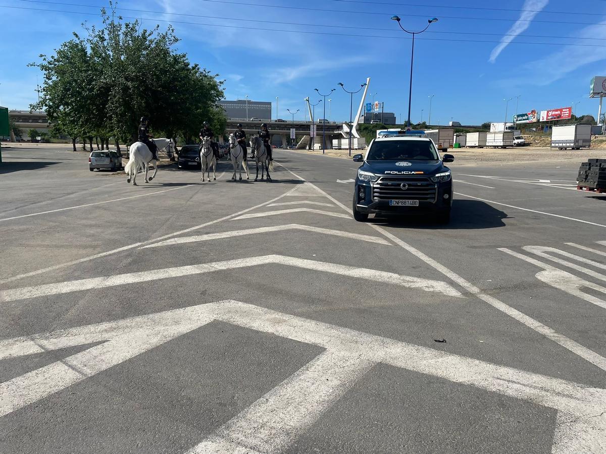 Efectivos de la Policía Nacional al sol.