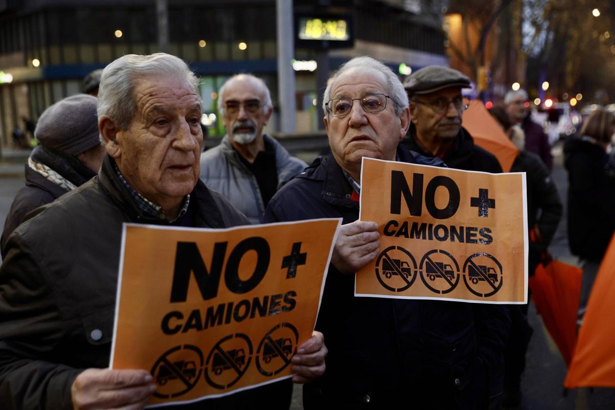 Dos manifestantes en una de las recientes protestas en La Calzada.