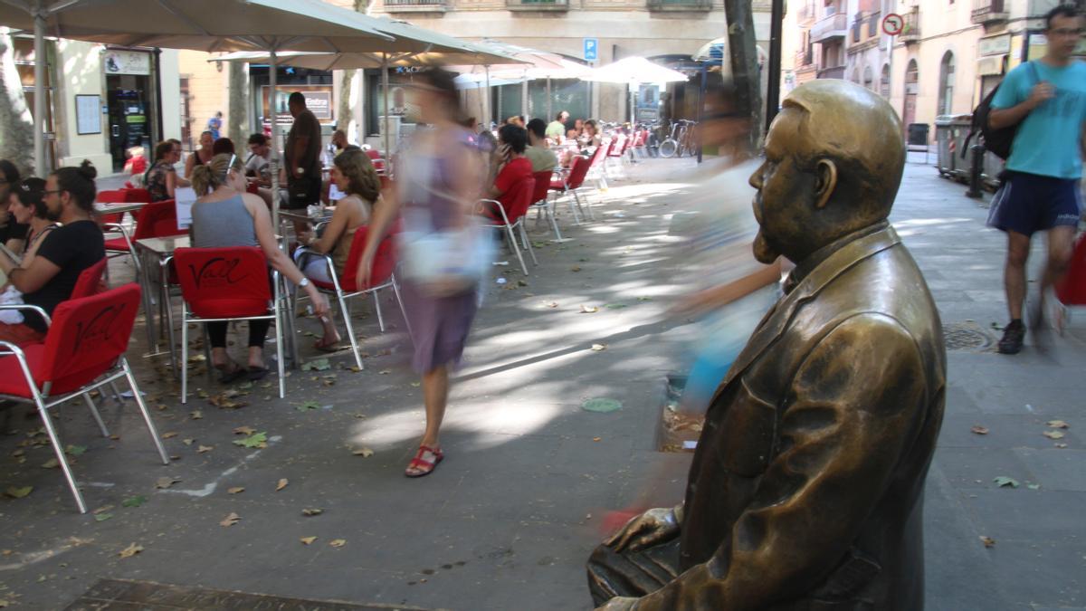 La escultura de Rovira i Trias, en la plaza que le rinde homenaje en Gràcia