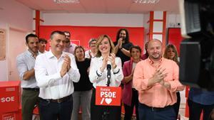 Pilar Alegría, junto a Fernando Sabés y el nuevo secretario del PSOE en Monzón, Carlos Dueso.