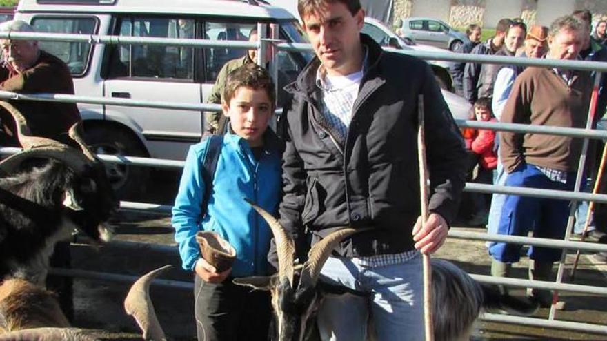 Paco Simón y su hijo Adrián, ayer, en la feria de Arenas.