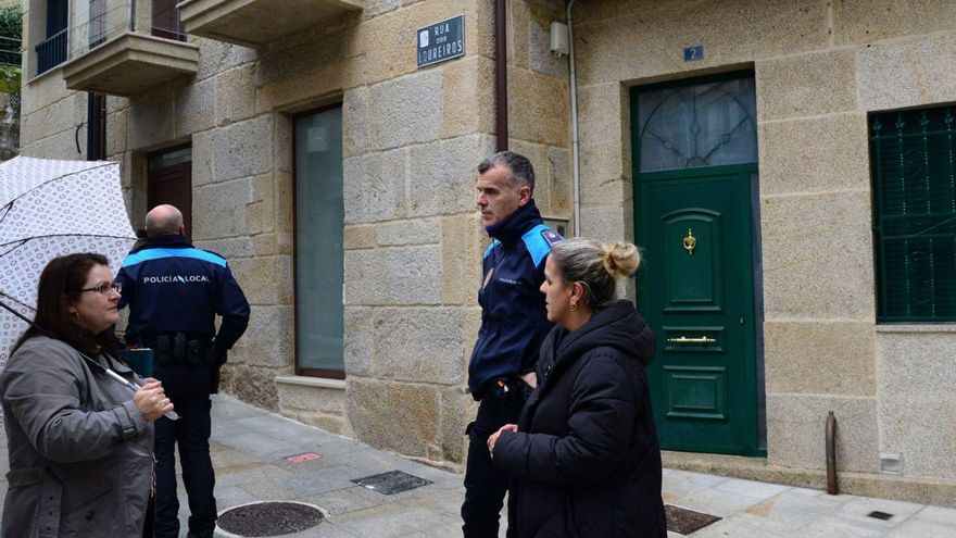 La alcaldesa y la concejala de Servizos, con mandos de la Policía Local en el Casco Vello. | G.Núñez