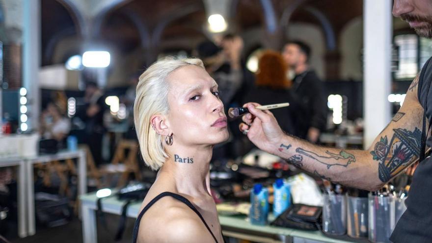 Santa mientras la maquillan en el ‘backstage’ de la 080 Barcelona Fashion Week.  | JORDI OTIX / EPC