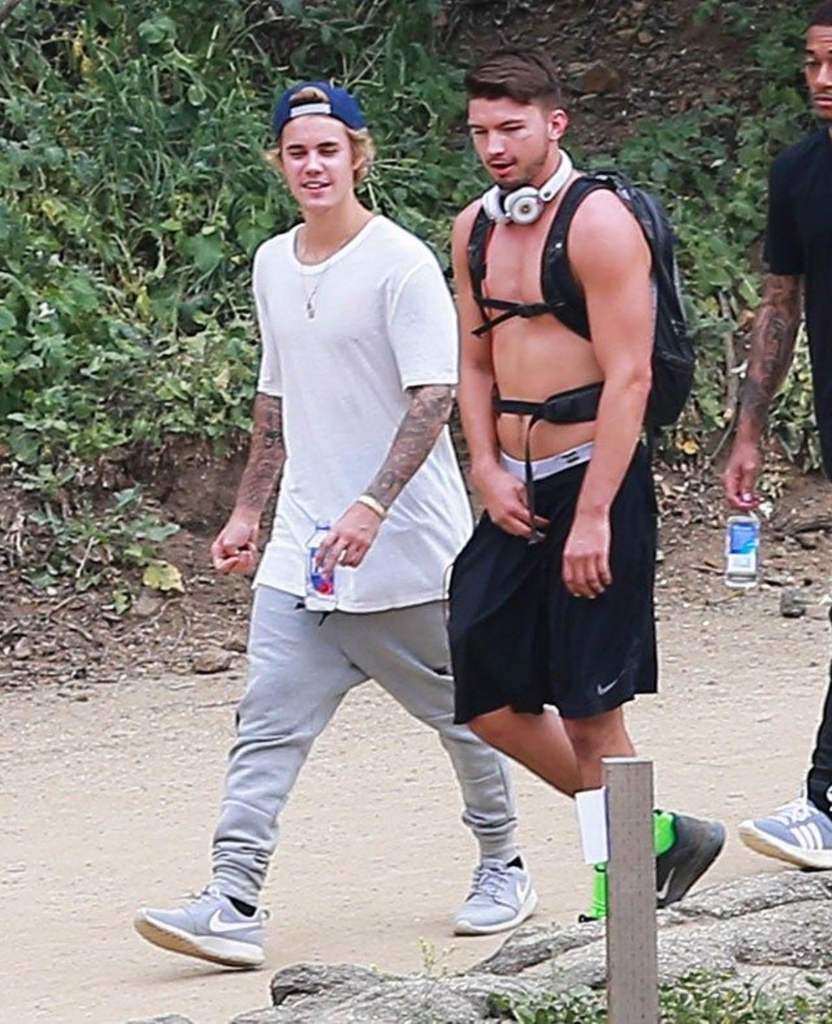Justin Bieber junto a un amigo que presume de cuerpo