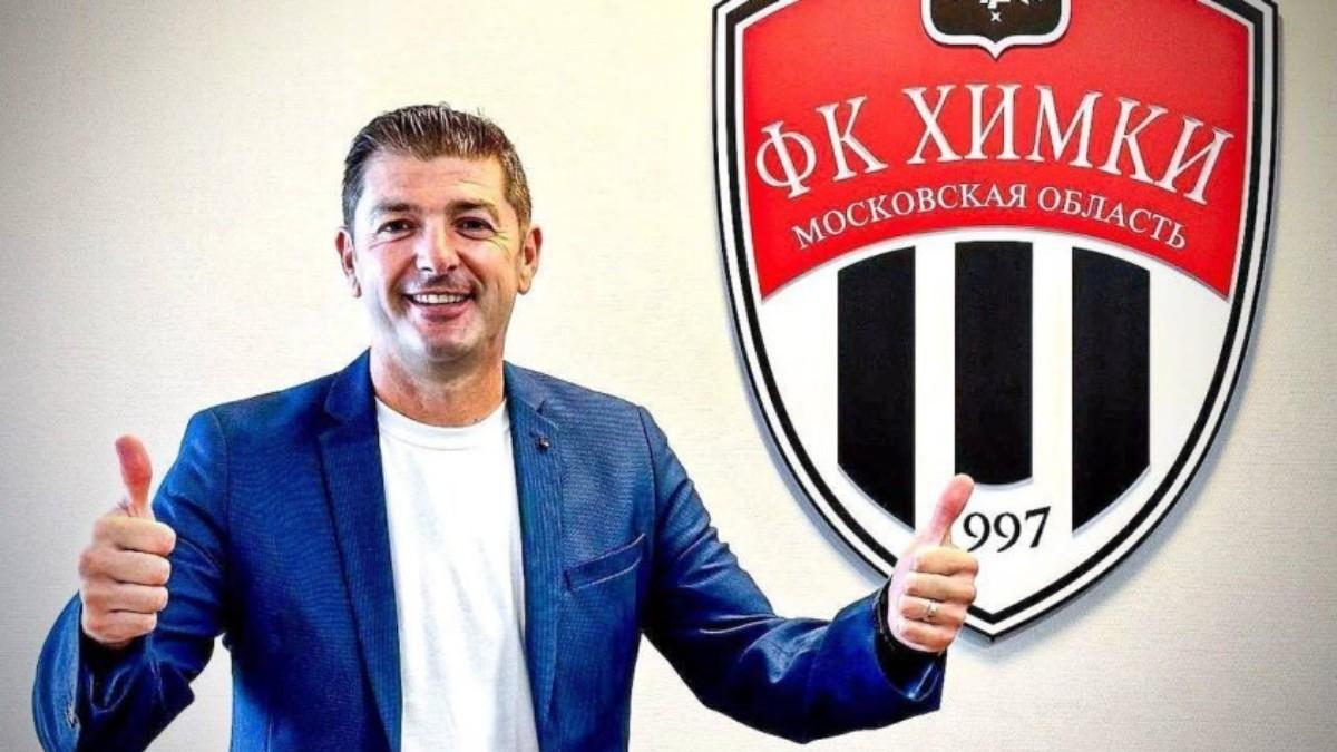 Franc Artiga, ante el escudo del Khimki FC