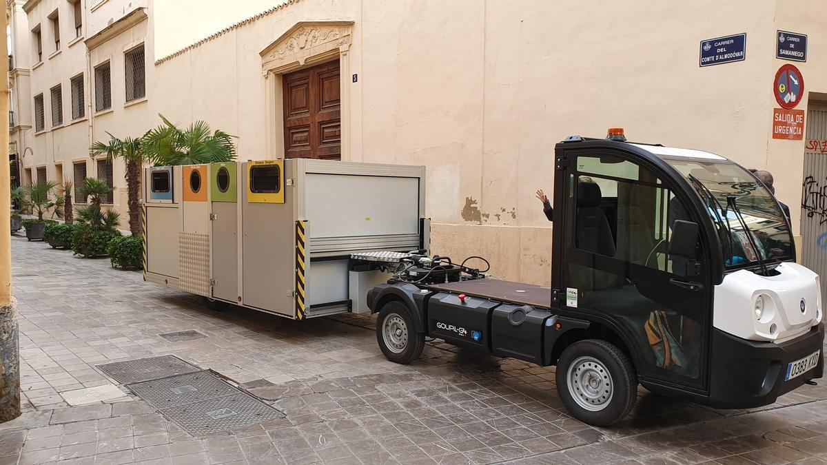 El contenedor, con sus cuatro bocas, y el vehículo transportador.