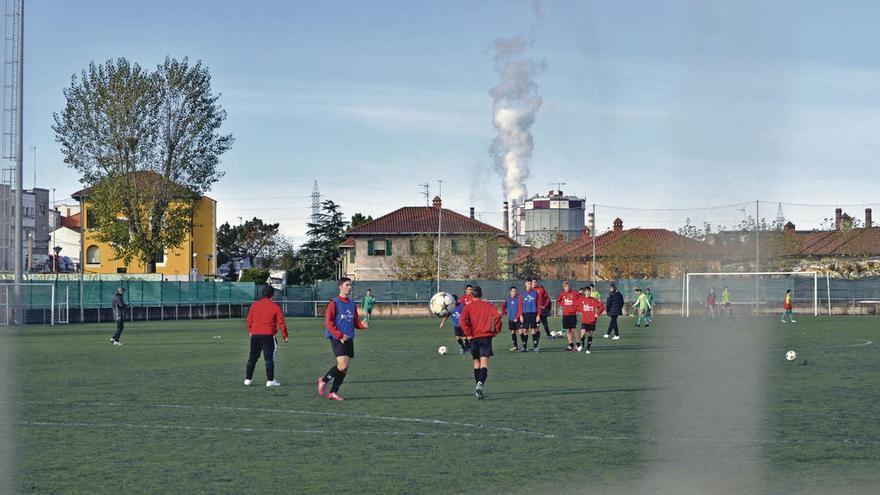 Dos equipos calientan en el campo de La Marzaniella, que pasaría a llamarse José Ramón Pérez Gutiérrez. Sus dos porterías recordarán a los guardametas de Trasona Camuel y Juan Carlos Pérez.