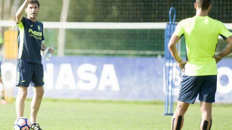 Marcelino, a la izquierda, da instrucciones ayer en Abegondo.