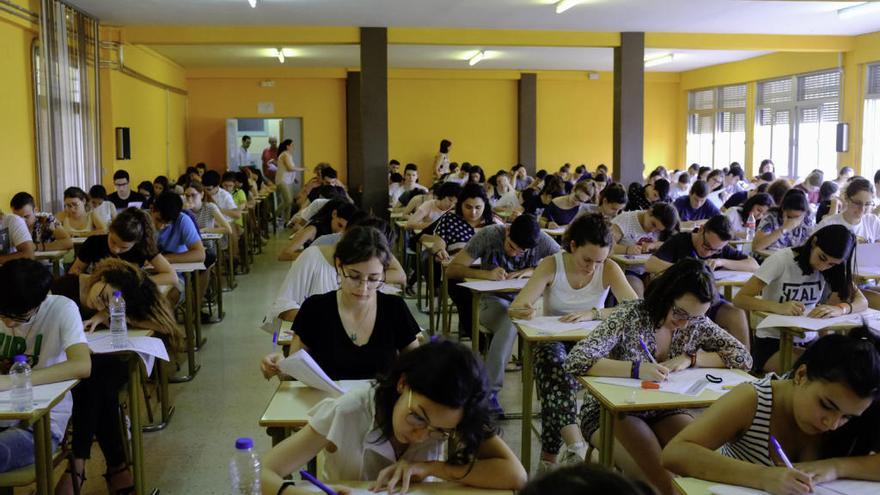 Alumnos de Bachillerato realizando la EBAU en el IES León Felipe esta mañana.