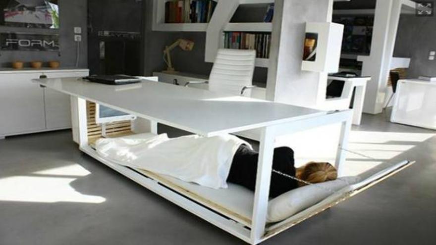 Diseñadores griegos crean una mesa de despacho para echar la siesta