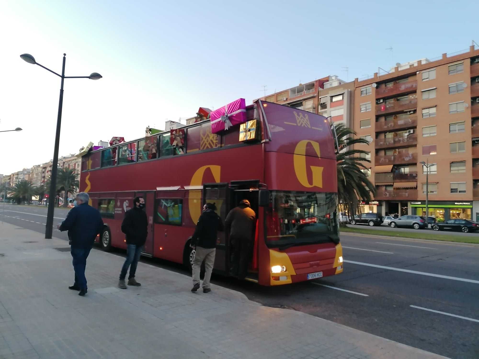 Los Reyes Magos llegan a la recepción en el Ayuntamiento de València
