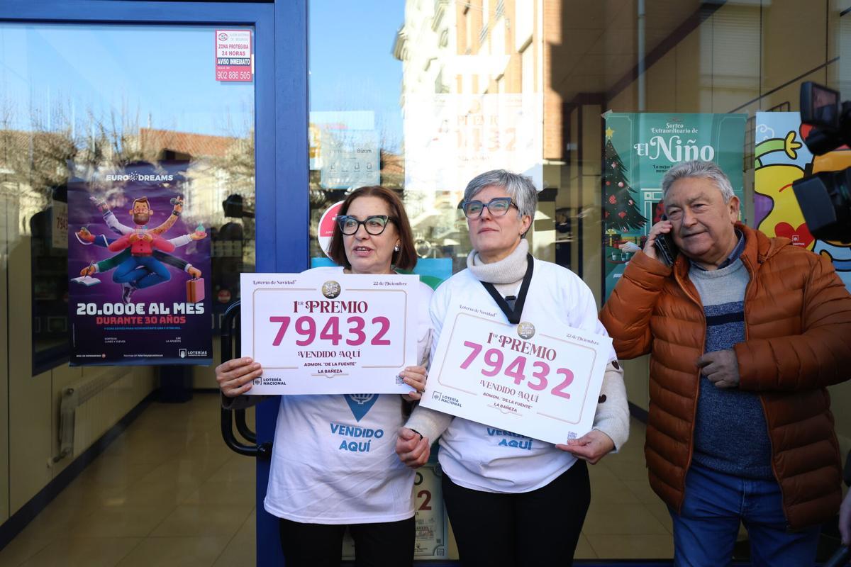 Empleados de la administración situada en la plaza Obispo Alcolea de La Bañeza.