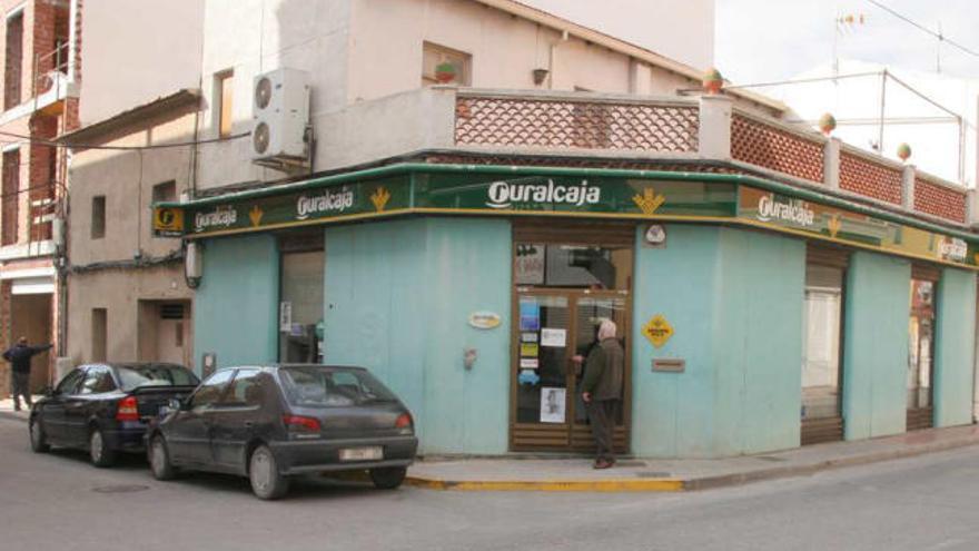 Dos atracadores se llevan 10.000 eurosde la oficina de Ruralcaja en Monforte  del Cid - Información