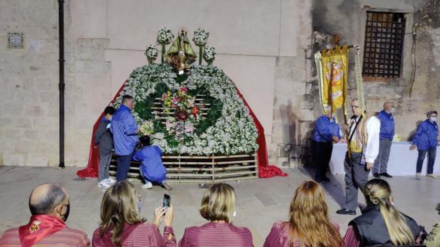 El altar floral instalado junto a la puerta de la iglesia parroquial de Santa Catalina, una imagen que pasará a la historia. | RUBÉN SEBASTIÁN