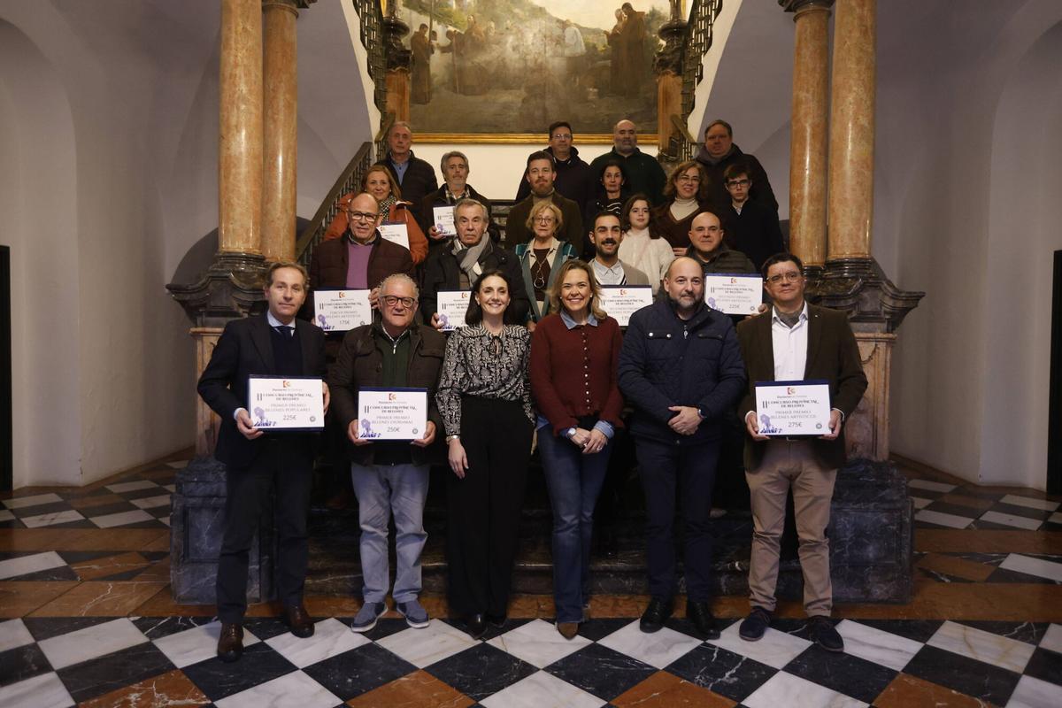 Foto de familia con los premiados en el segundo Concurso Provincial de Belenes.
