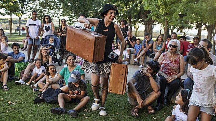 Un momento del espectáculo en los Jardines del Castillo.