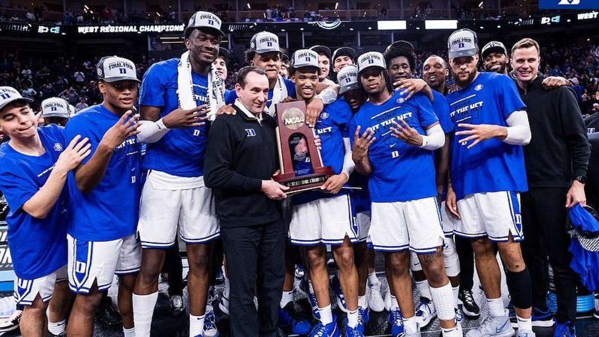 Mike Krzyzewski posa al frente del equipo de Duke con el trofeo de campeón regional Mike Krzyzewski posa al frente del equipo de Duke con el trofeo de campeón regional