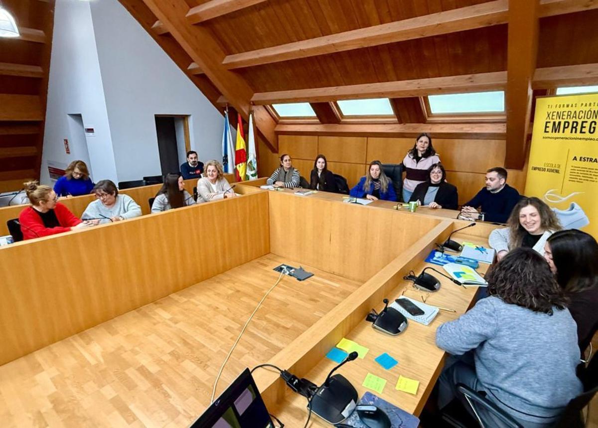 Imagen de la reunión de ayer en el salón de plenos del Concello. |