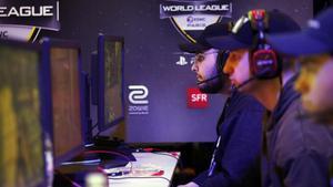 Jugadores de eSports, en plena partida del videojuego ’Call of Duty’, en el eSport World Convention (ESWC), celebrado el pasado 17 de febrero en París.  