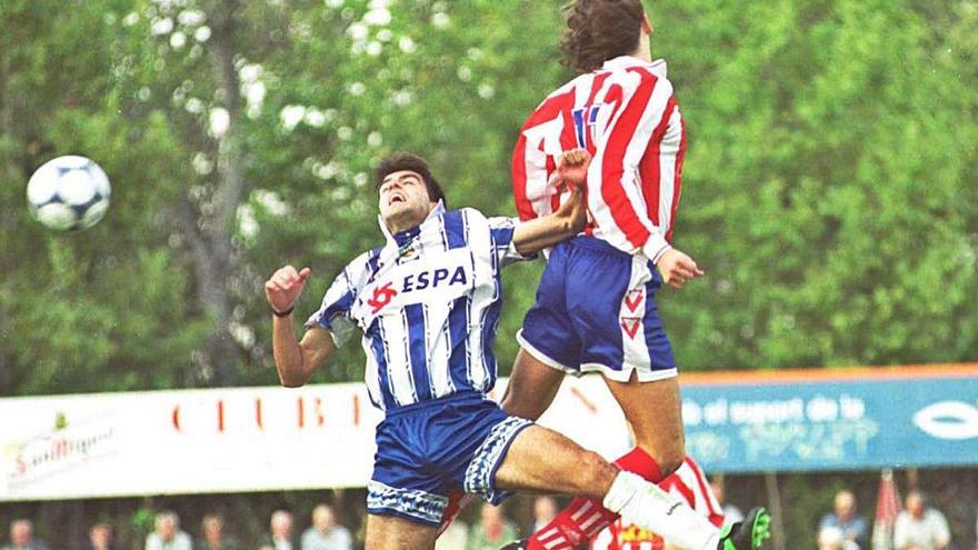 Banal i Keko pugnant per la pilota en el darrer Banyoles-Girona de lliga, el 8 d&#039;octubre de 2000.