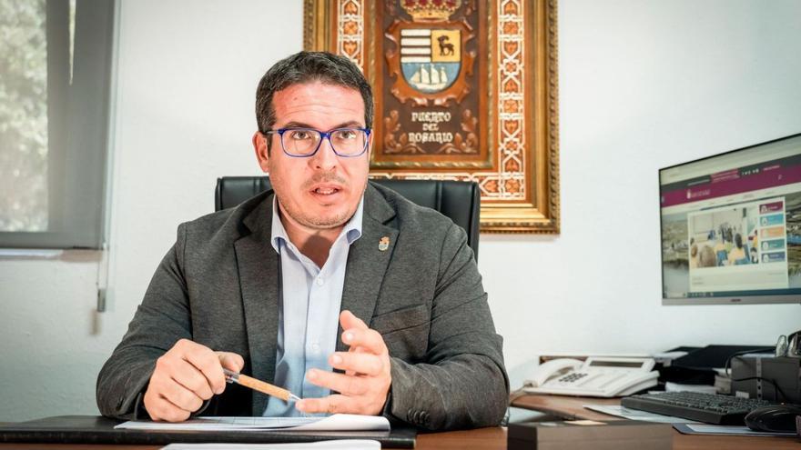 David de Vera, alcalde del municipio de Puerto del Rosario, en su despacho oficial. | | LP/DLP