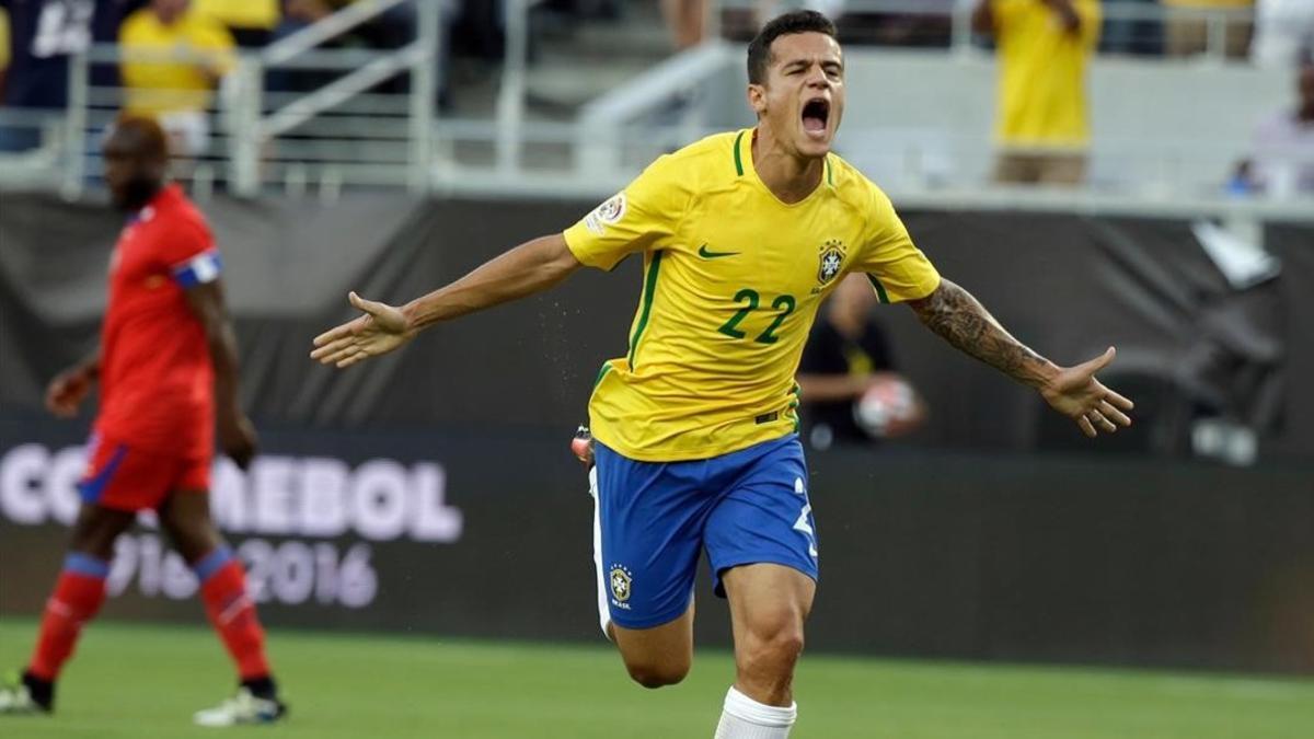 Philippe Coutinho celebra un gol con Brasil.