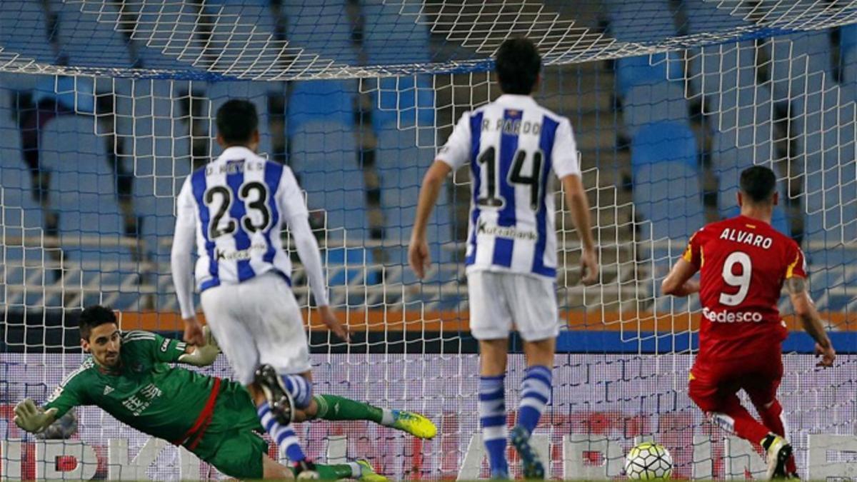 Álvaro Vázquez marcó de penalti el 1-2