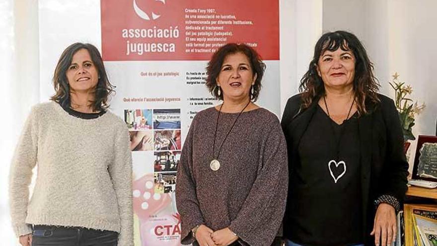 Las tres psicólogas de la Associació Juguesca, Susana Navarro-Reverter, Júlia Monge y Antònia Miralles.