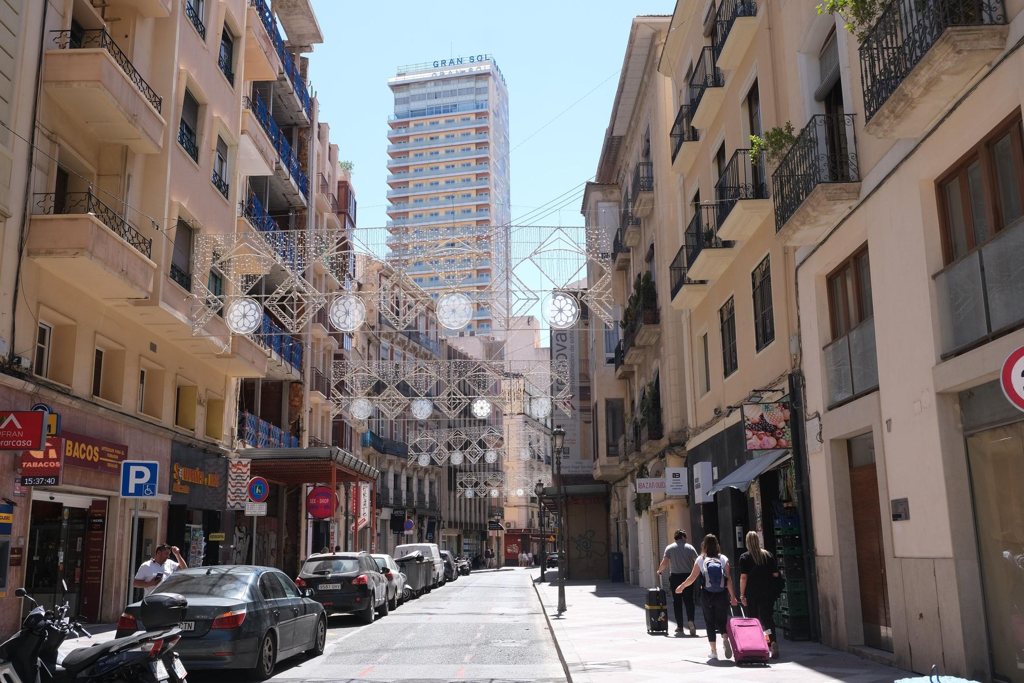 Instalan los arcos de Hogueras en el centro de Alicante