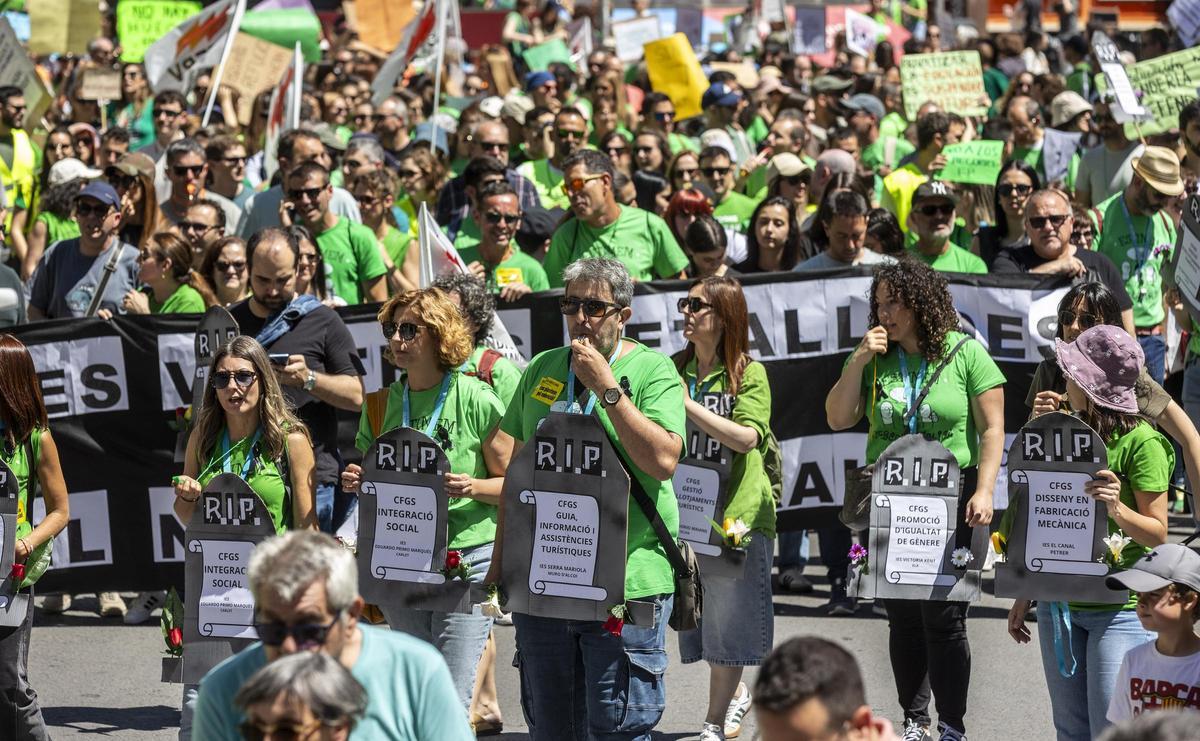 Profesores de FP denunciando el recorte de ciclos formativos durante la manifestación en Alicante