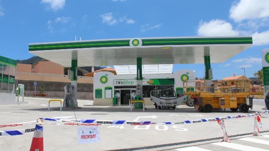 La estación de servicio ya precintada y un momento de la actuación de la policía local.