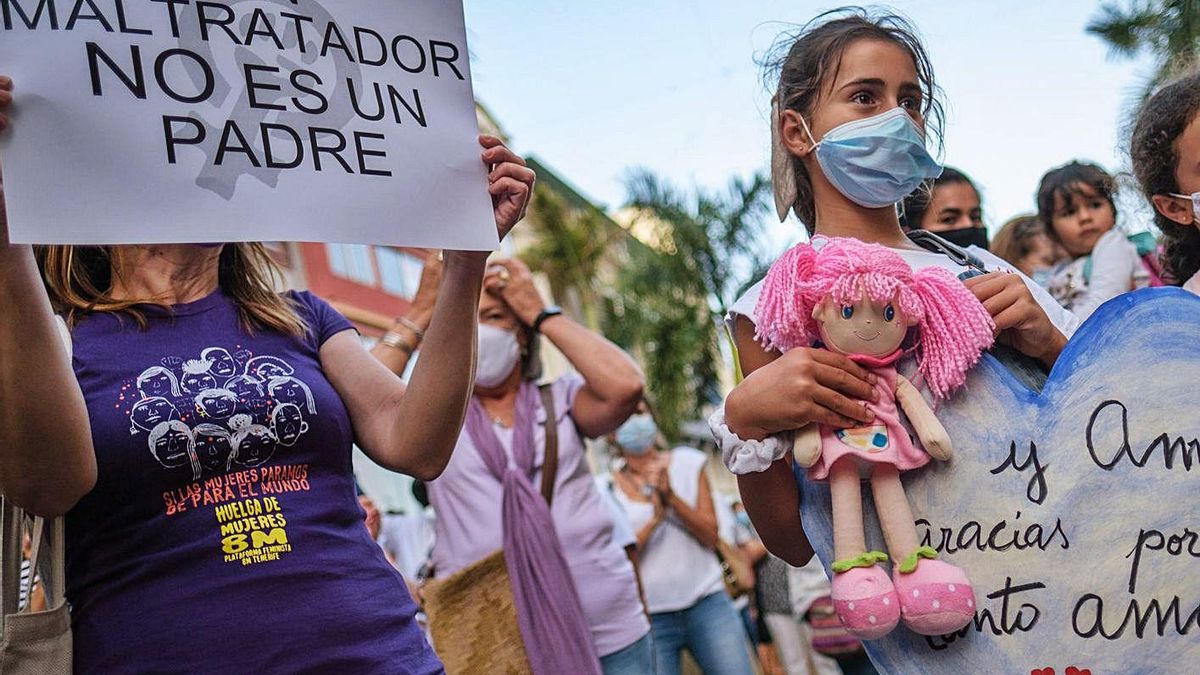 Concentración del 11 de junio en la plaza de La Candelaria por lasa pequeñas Anna y Olivia.