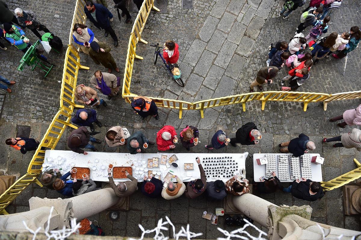 Reparto de migas, perrunillas y ponche, en Plasencia, por San Fulgencio.