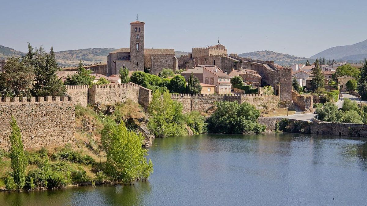 Buitrago de Lozoya, en la Comunidad de Madrid: vista del río Lozoya, de la muralla y de parte del diseño urbano del municipio