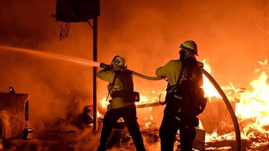 Más de 200.000 evacuados tras cuatro días de fuego en California