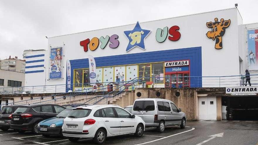 La tienda de Toys ´R´ Us tiene entrada por la calle Jacinto Benavente. // Ricardo Grobas