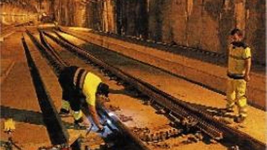 Els operaris d&#039;Adif reparant una part dels sistemes afectats al túnel.