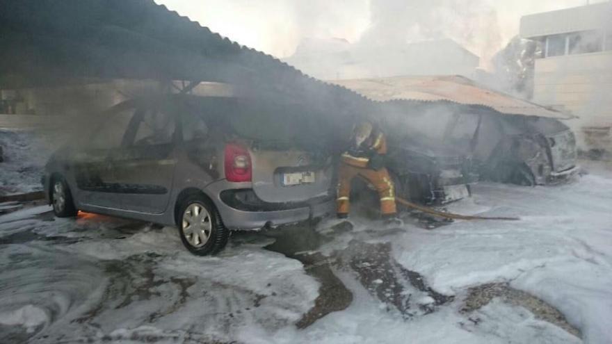 Aparatoso incendio de coches junto al peaje de La Vila Joiosa