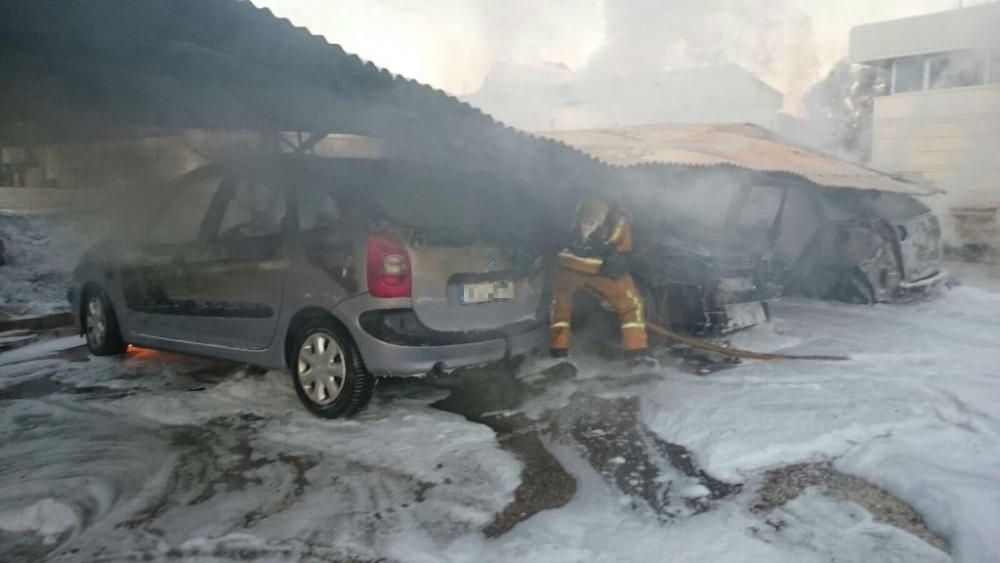 Aparatoso incendio de coches junto al peaje de La Vila