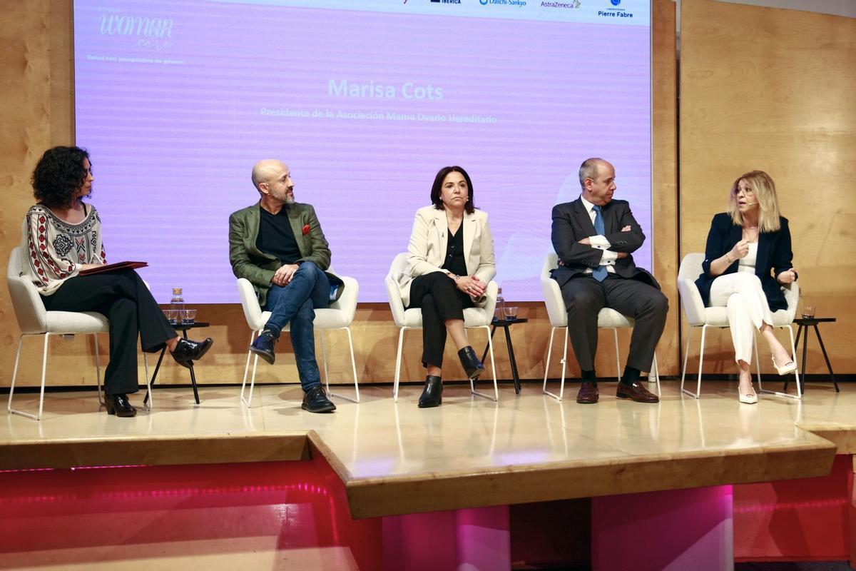En la mesa dedicada al cáncer participaron el Dr. Luis Manso, oncólogo médico del Hospital 12 de Octubre; el Dr. Javier Cortés, del IBCC Barcelona; Pilar Fernández, presidenta de ALMIA; y Marisa Cots, presidenta de la Asociación de Mama Ovario Hereditario (MOH).