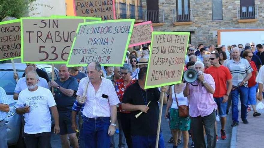 Concentración de vecinos en la plaza de Tábara en la tarde de ayer.