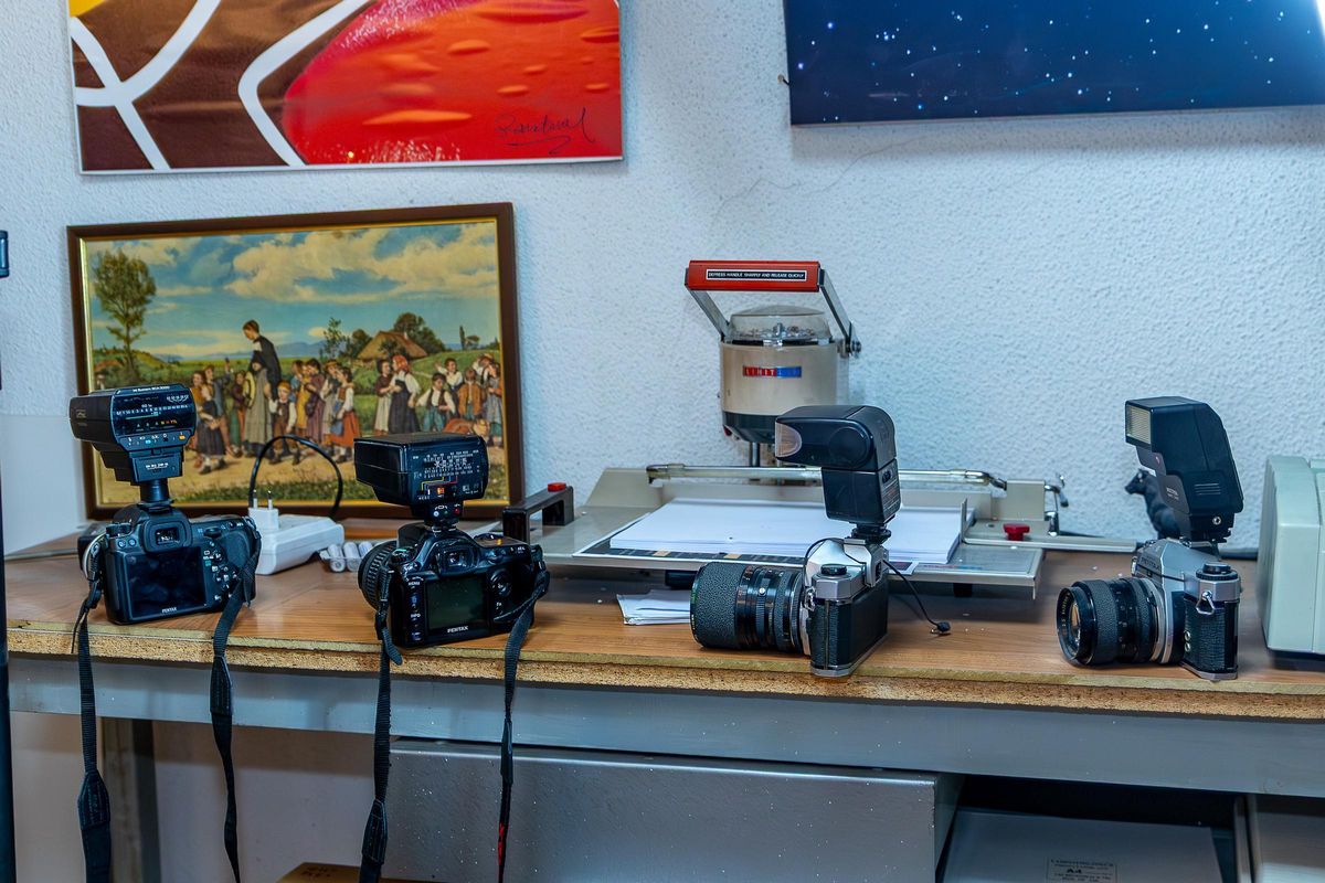 Joaquín Franco cuenta con tres cámaras Pentax en su estudio.
